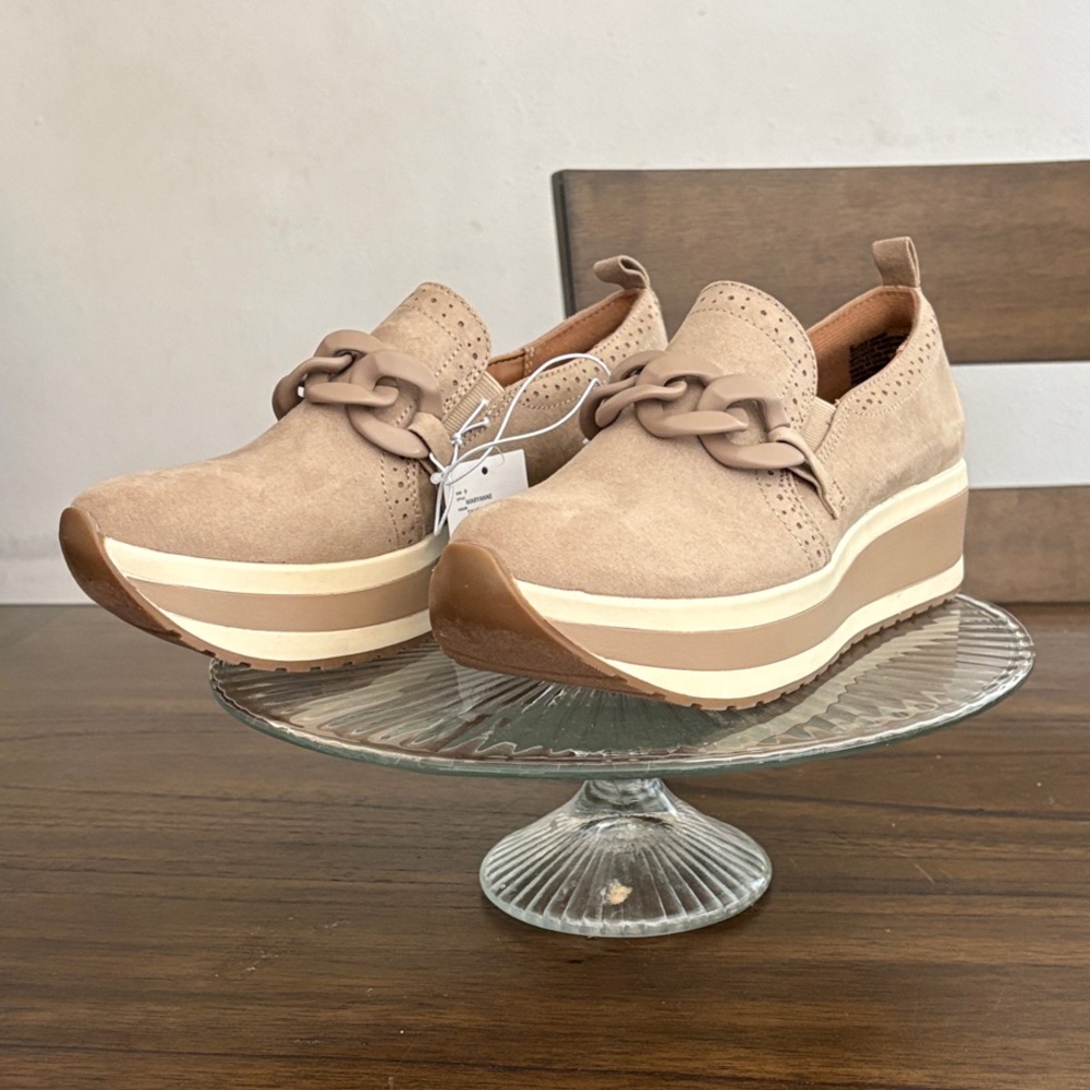 NWT Mad Love Beige Platform Loafers with Chain Detail size 9